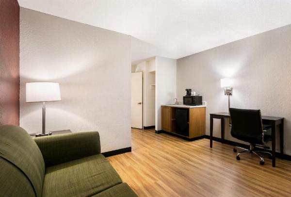 Red Roof Inn & Suites Knoxville East image 28