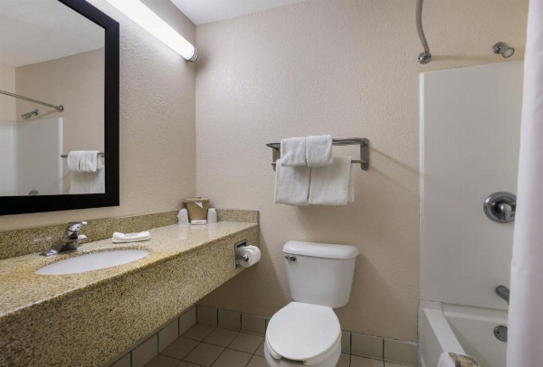 Red Roof Inn & Suites Knoxville East image 30